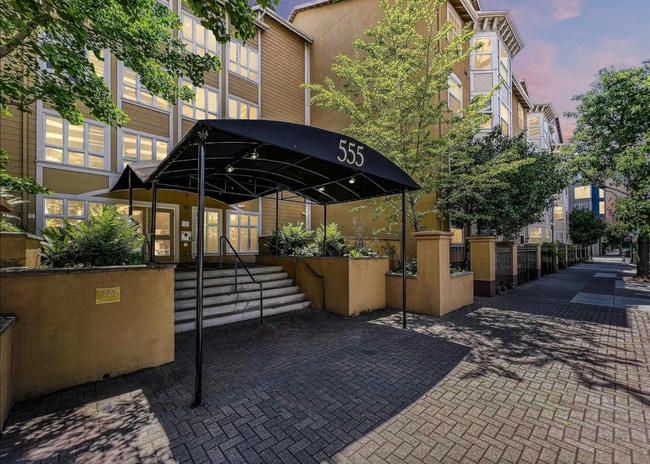 Entrada al edificio - 555 10th St