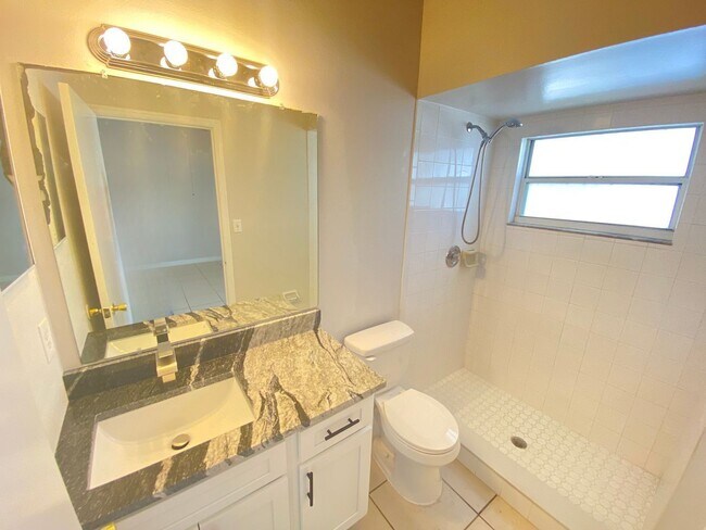 Building Photo - 312 San Gabriel St