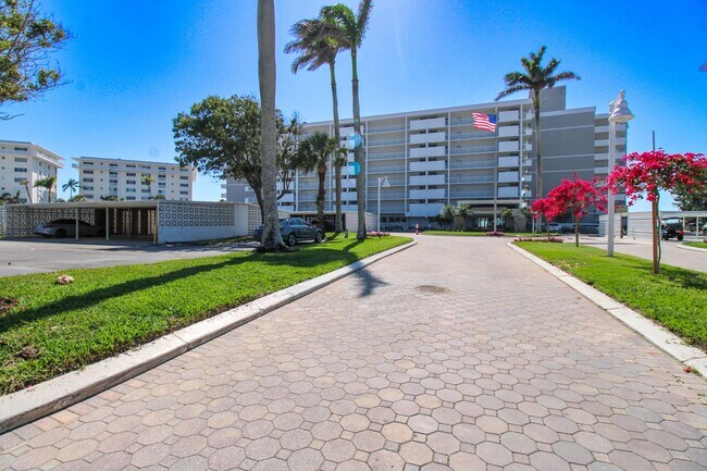 Building Photo - ** 2/2 ON THE BEACH CONDO WITH SPECTACULAR VIEWS ** SEASONAL ** THE MOORINGS ** GULF SHORE BLVD N...
