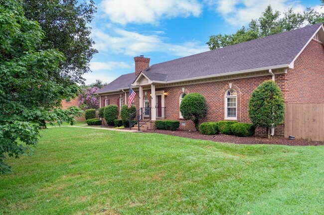 Photo - 105 Walnut Ct, Hendersonville, TN 37075 House