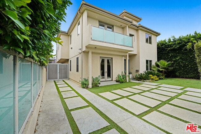 Building Photo - 841 N Crescent Heights Blvd