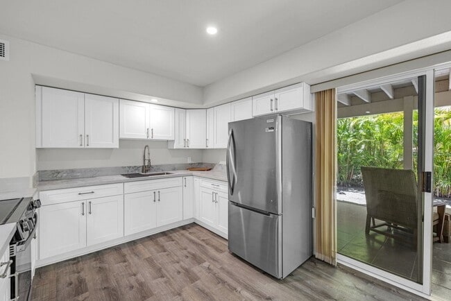 Building Photo - Newly Renovated Furnished 3BR/1BA Downstairs Unit with Pool Access in South Kihei