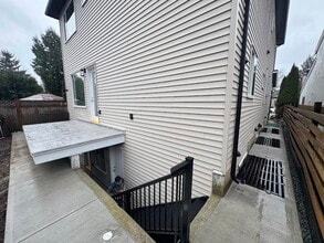 Building Photo - 6060 Brooks Cres