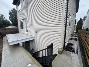 Building Photo - 6060 Brooks Cres