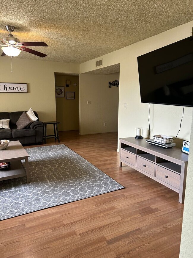 Building Photo - Long term unfurnished Pool Home