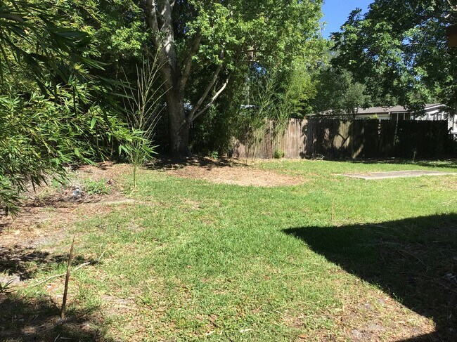 Building Photo - Adorable 3Bd/2Ba home on Jade with a fence...
