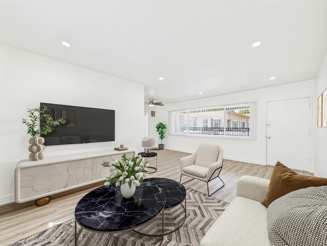Foto del edificio - 13060 Burbank Blvd. Apartments