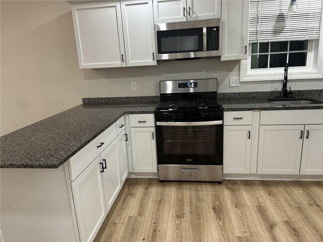 Foto del edificio - 697 Manton Ave