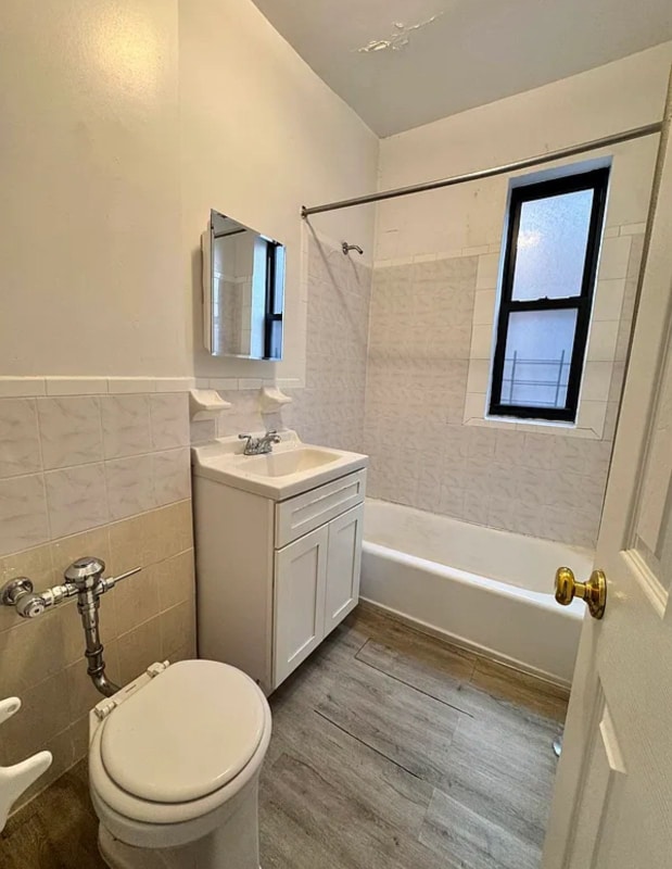 Building Photo - 2851 Valentine Ave