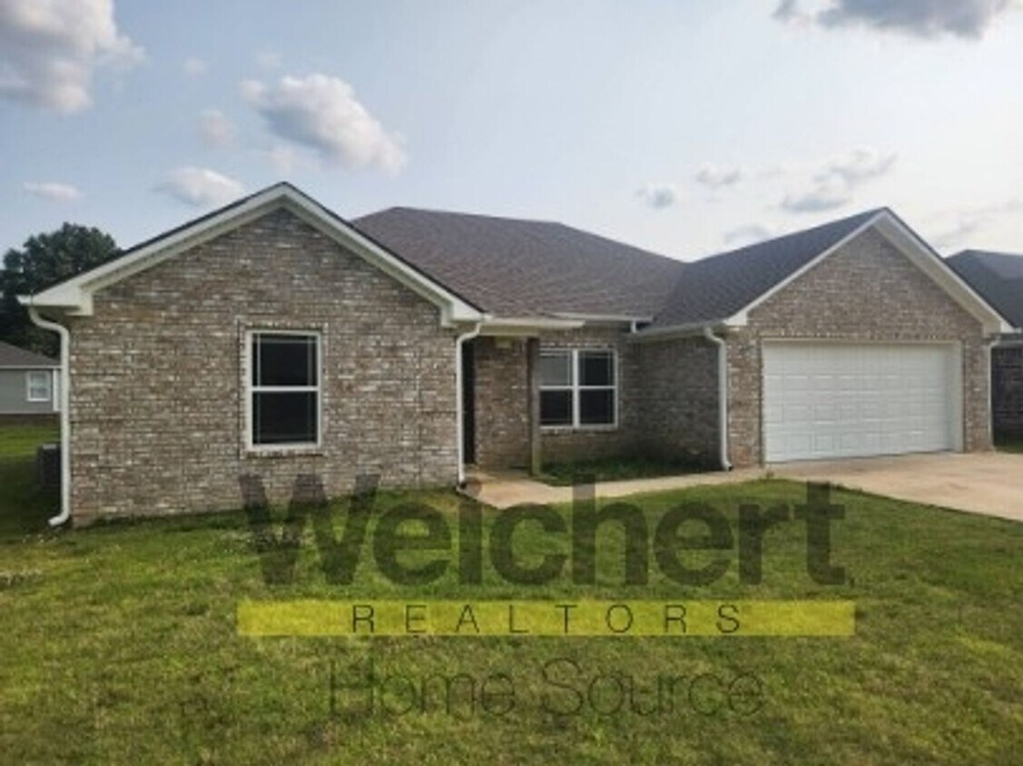 Foto principal - 4 bedroom, 2 bath home