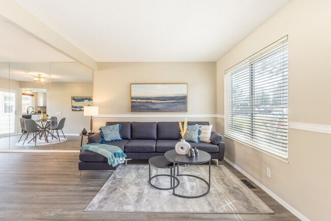 Foto del edificio - Cherry Creek Schools! Updated townhome wit...