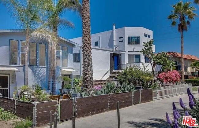 Building Photo - 25 Catamaran St