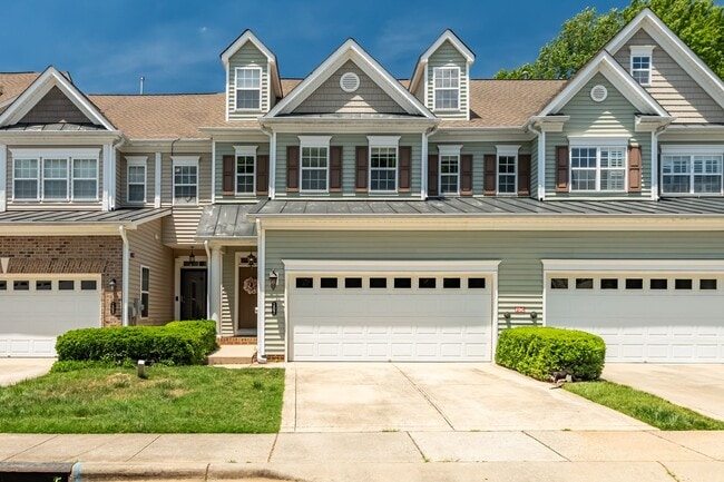 Gorgeous Lake Hogan Farms townhome available NOW! - Gorgeous Lake Hogan Farms townhome available NOW!