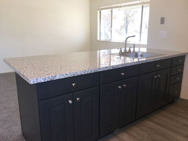 Foto del edificio - Upstairs 2 Bedroom - Carport / Washer-Drye...