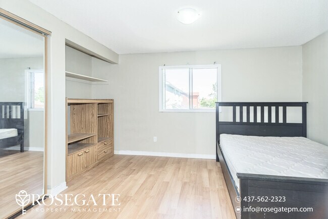 Photo du bâtiment - Pet-Friendly 4-Bedroom + Den Detached Home with 2 Parking Spaces – Scarborough
