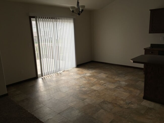 Building Photo - 3 Bed 3 Bath Twin Home