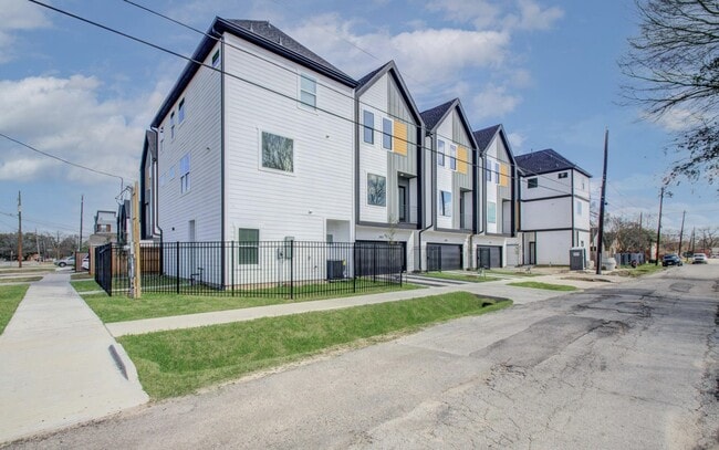 Building Photo - 2803 Anita St