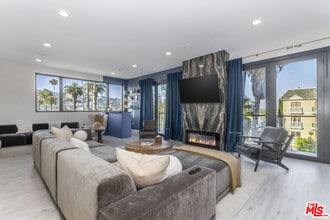 Building Photo - 137 N Doheny Dr