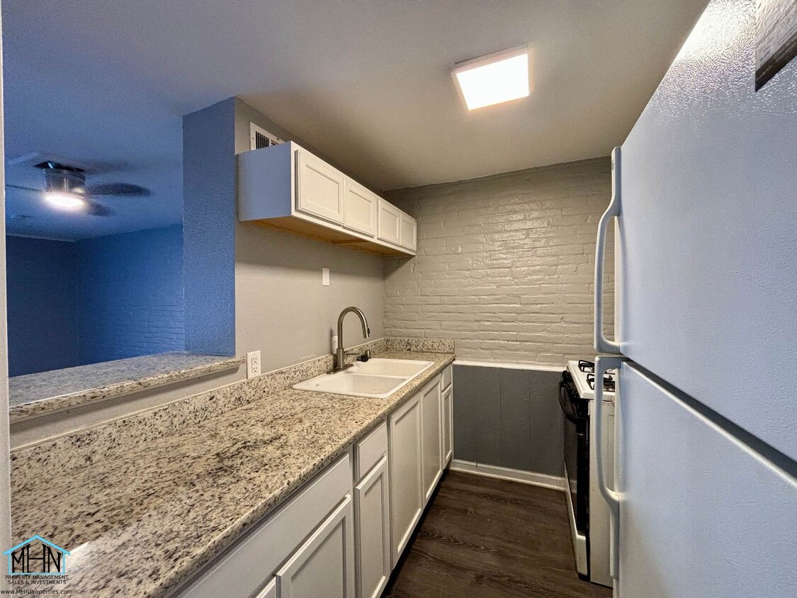 Foto principal - 2 bed/1 bath 2-story townhome w/patio in a...