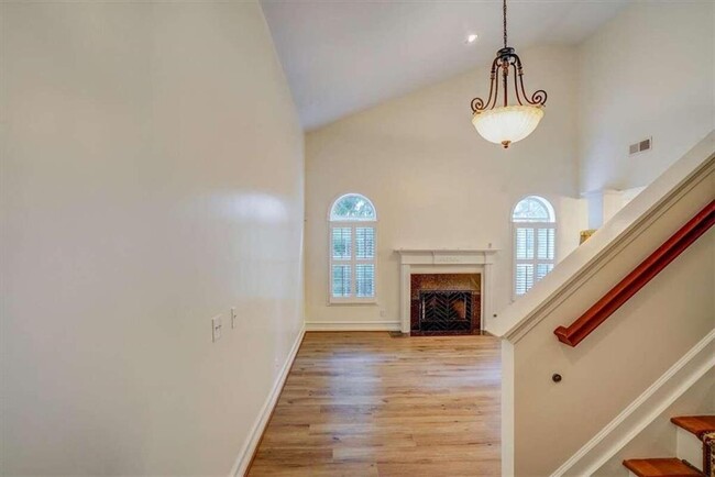 Building Photo - 142 Stoneforest Dr