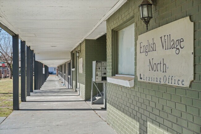 Foto del edificio - English Village North Apartments