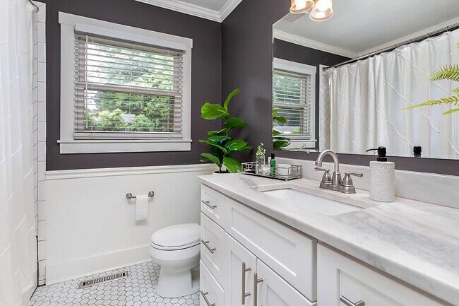 Full Bathroom - 3139 June Dr