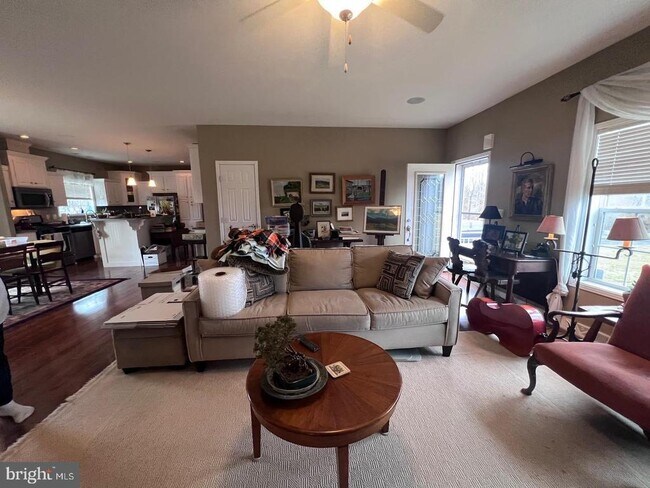 Foto del edificio - 2714 Windy Bush Rd