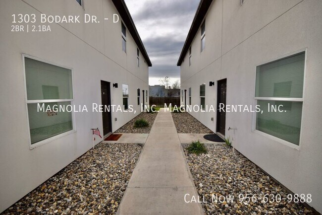 Building Photo - West Oaks- 2bd/2.5/ba Townhome