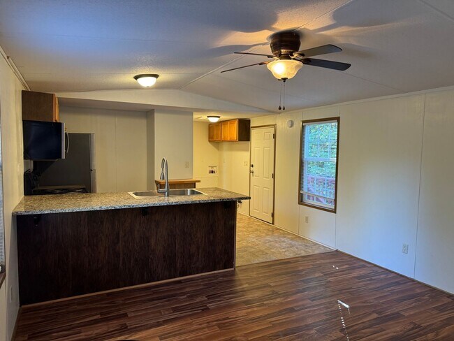 Foto del edificio - Two Bedroom Trailer in Maiden