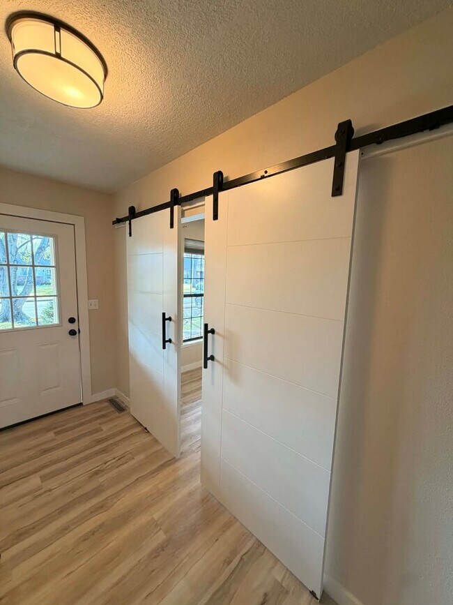 Foto del edificio - COMING SOON: COMFORT MEETS STYLE IN THIS SPACIOUS BEAUTIFUL 3 BEDROOM / 2 BATHROOM WITH XTRA ROOM...