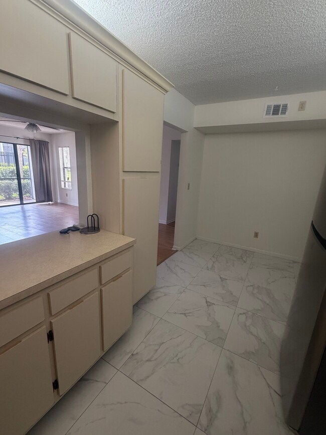 Foto del edificio - 1716 Pine Ridge Rd