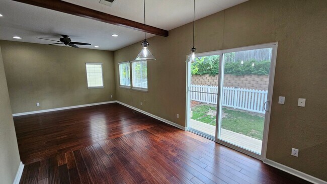 Building Photo - Amazing 3 bedrooms plus a loft, and 2.5 ba...