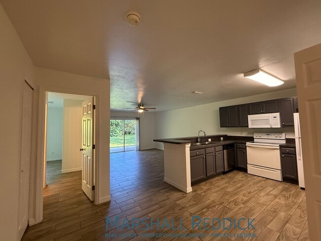 Foto del edificio - Beautiful wood tile floors! 3 Bed 2 Bath 1...