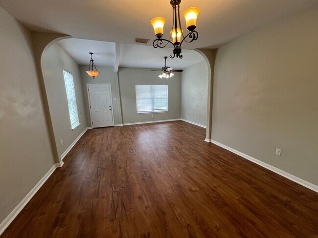 Foto del edificio - 4 bedroom 2 and a half bathroom single fam...