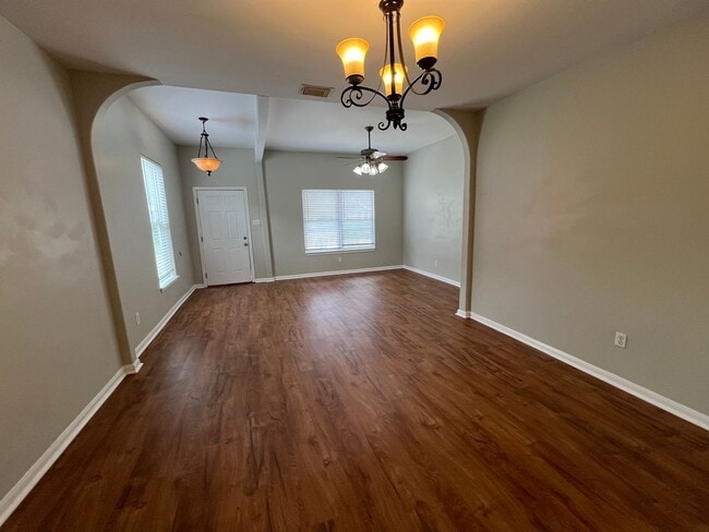 Foto del edificio - 4 bedroom 2 and a half bathroom single family home