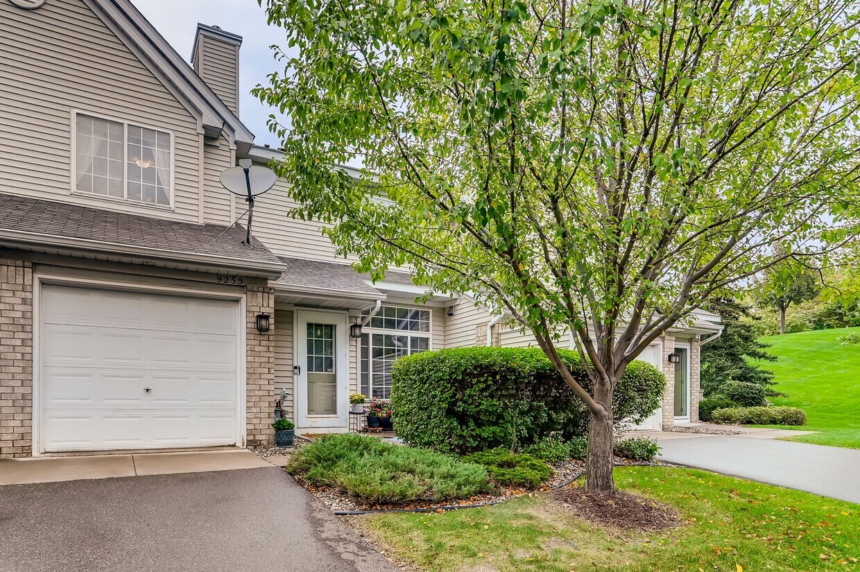 Foto principal - 2BR Woodbury Townhome in Perfect Location!