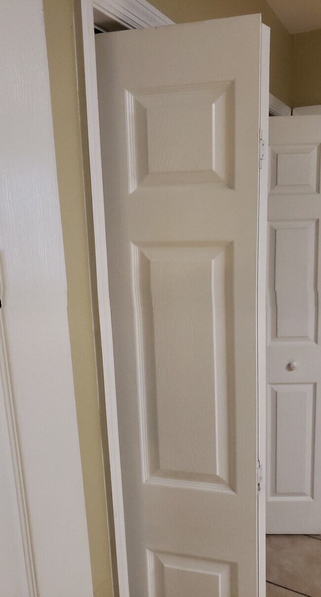 Puertas de armario - 2717 Pineview Dr