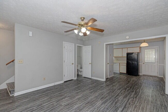 Building Photo - Spacious Lakebottom 2 bedroom townhome!