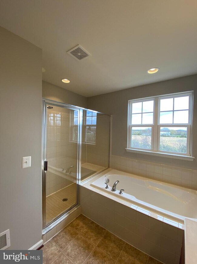 Building Photo - 112 Splendor Garden Way