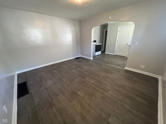 Building Photo - 320 N Sherman Dr