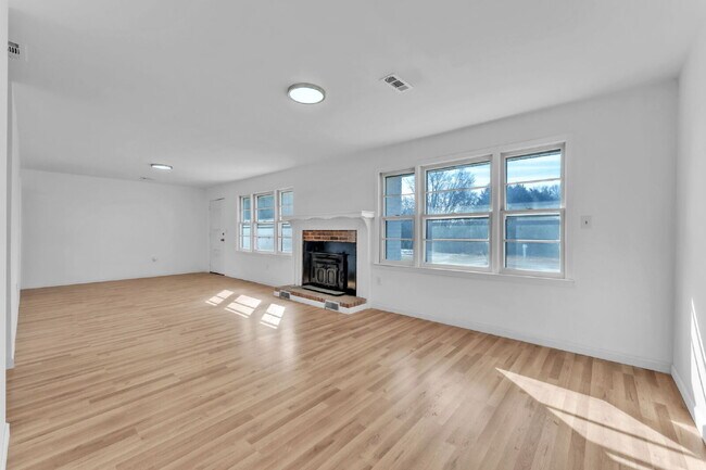 Foto del edificio - Spacious 3BR Ranch on Over Half an Acre in Seneca! $1,700/mo rent