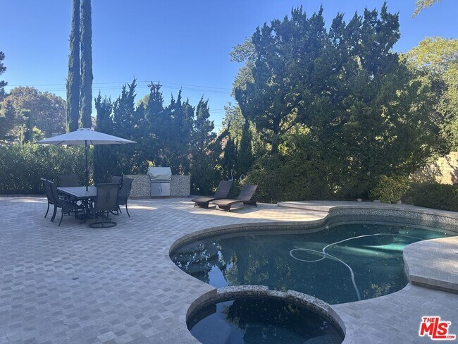 Foto del edificio - 26065 Redbluff Dr