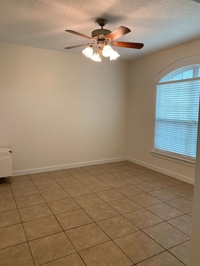 Building Photo - 4 bedroom 21/2 bath home