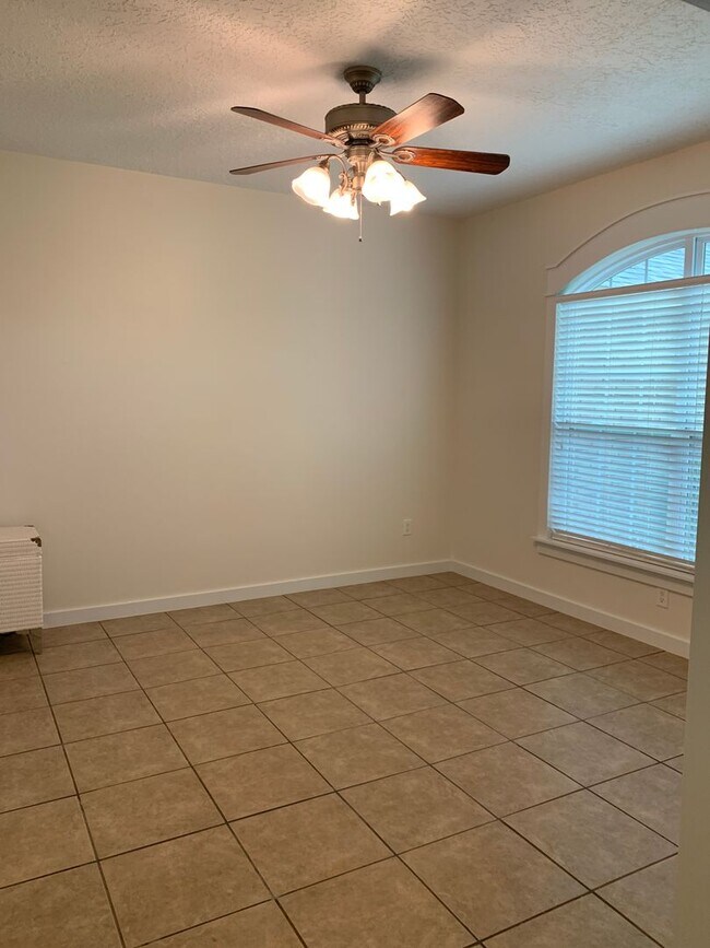 Foto del edificio - 4 bedroom 21/2 bath home