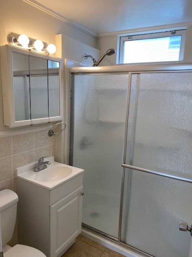 Foto del edificio - 1387 Corbin Ave.