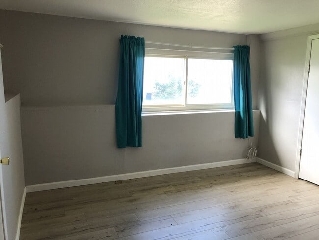 Building Photo - Private Bedroom w/ Private Bathroom