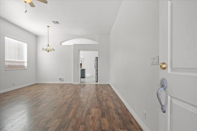 Foto del edificio - Single Story 3 Bedroom Home with Open Concept