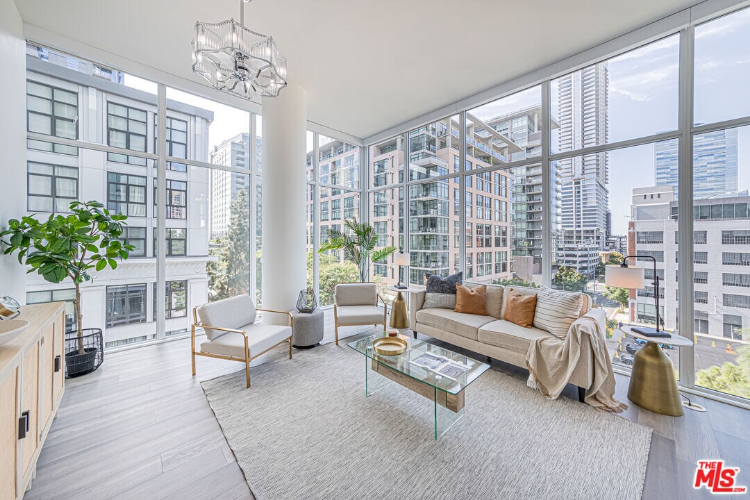 Foto principal - 1050 S Grand Ave