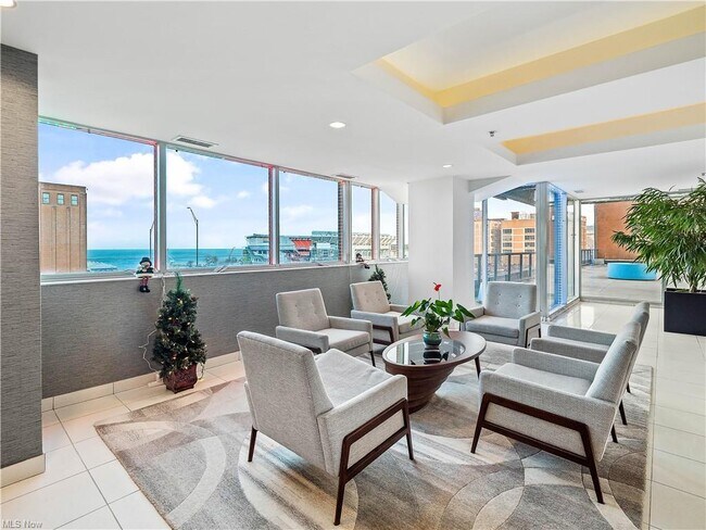 Vestíbulo - 701 W Lakeside Ave