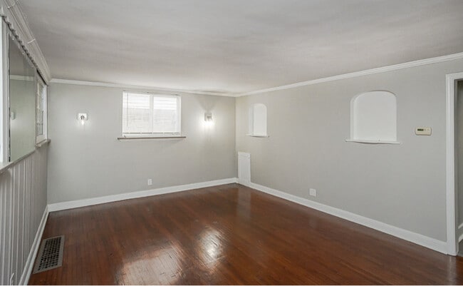 Building Photo - 2146 Wyndhurst Rd